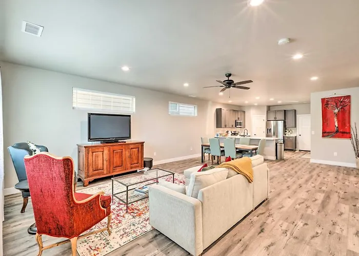 Holiday home Modern Home, 4 Mi To Downtown!