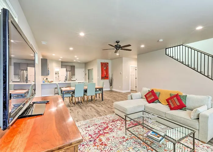 Holiday home Modern Home, 4 Mi To Downtown! *
