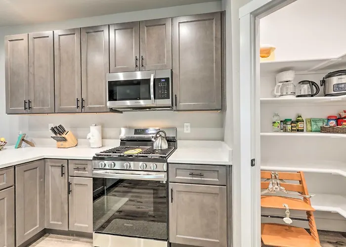 Modern Home, 4 Mi To Downtown! Holiday home *