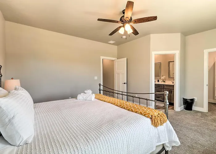 Modern Home, 4 Mi To Downtown! Holiday home Flagstaff