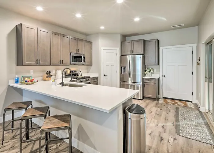 Holiday home Modern Home, 4 Mi To Downtown!