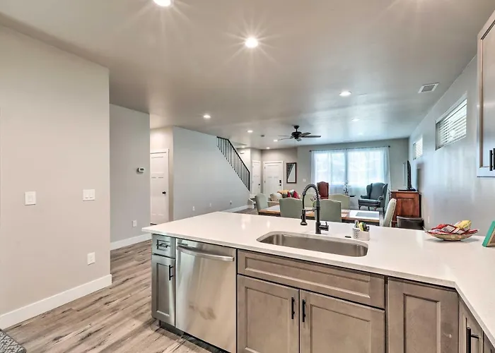Modern Home, 4 Mi To Downtown! Holiday home