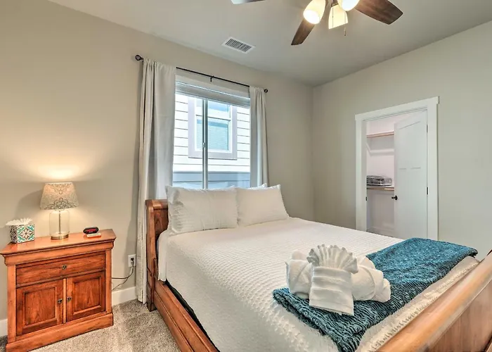 Modern Home, 4 Mi To Downtown! Holiday home *