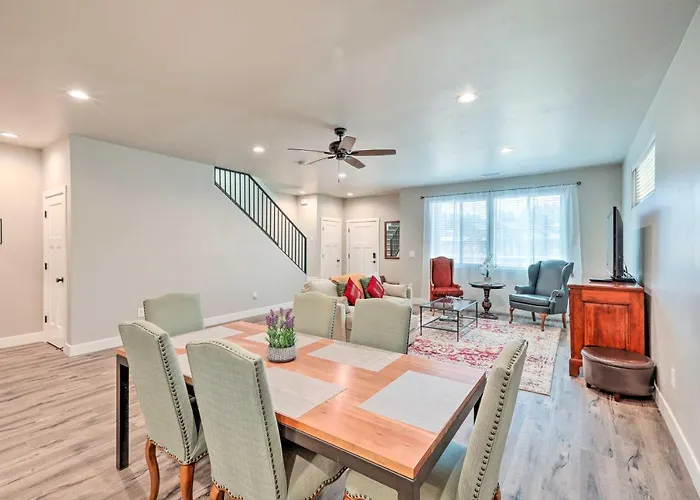 Modern Home, 4 Mi To Downtown! Holiday home *