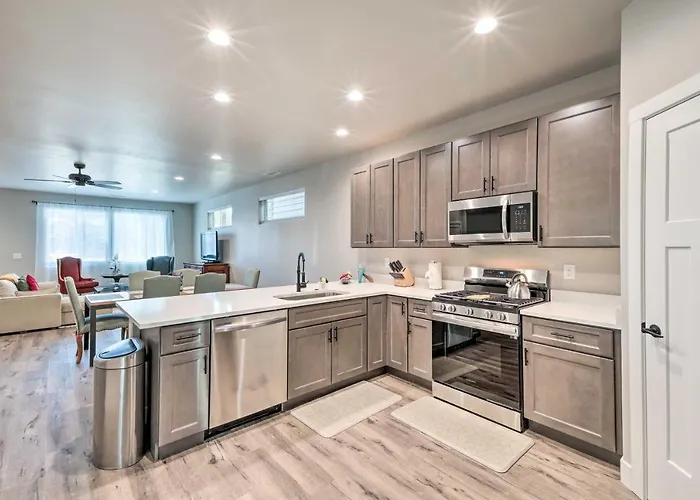 Holiday home Modern Home, 4 Mi To Downtown! *