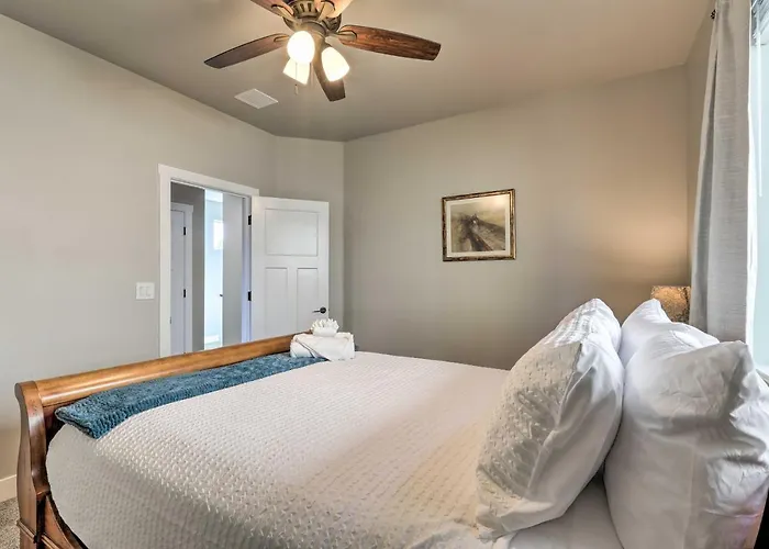 Modern Home, 4 Mi To Downtown! Holiday home