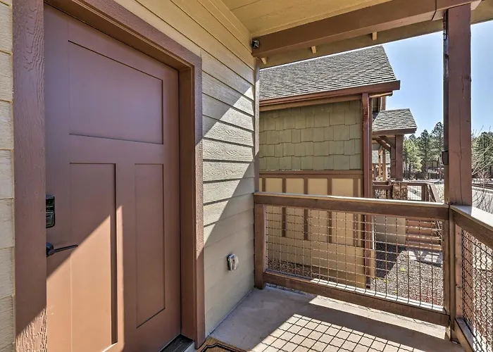 Modern Home, 4 Mi To Downtown! Holiday home