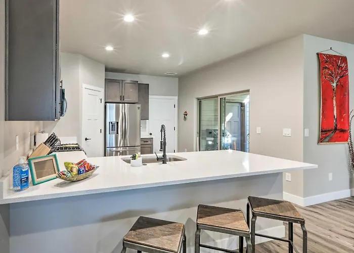 Holiday home Modern Home, 4 Mi To Downtown!