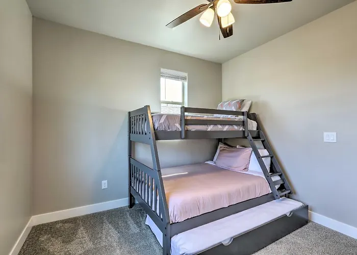Modern Home, 4 Mi To Downtown! Holiday home Flagstaff