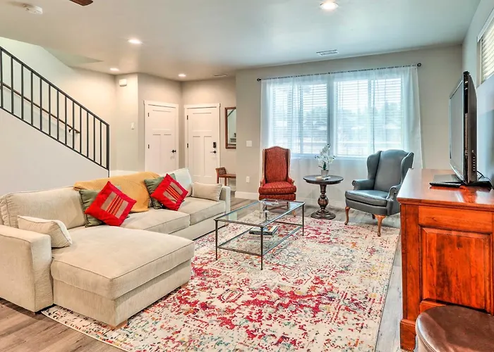 Modern Home, 4 Mi To Downtown! Holiday home