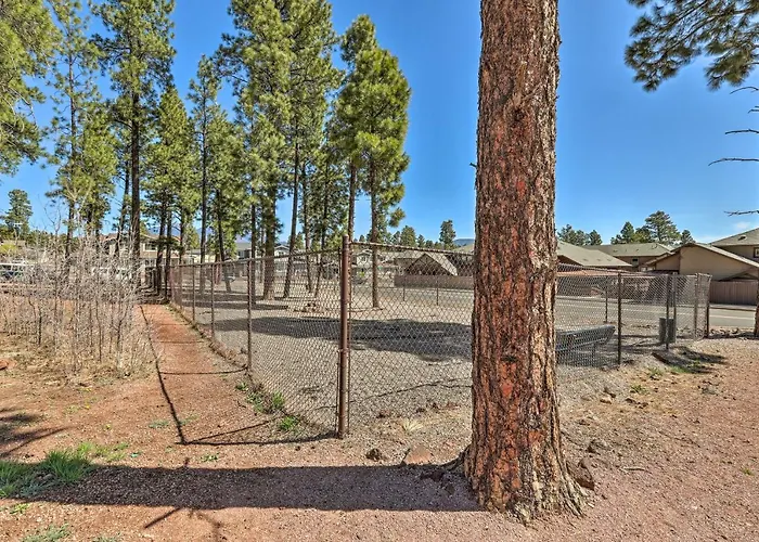 Modern Home, 4 Mi To Downtown! Holiday home *