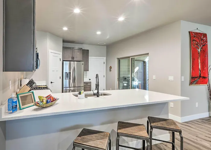 Modern Home, 4 Mi To Downtown! Casa vacanze